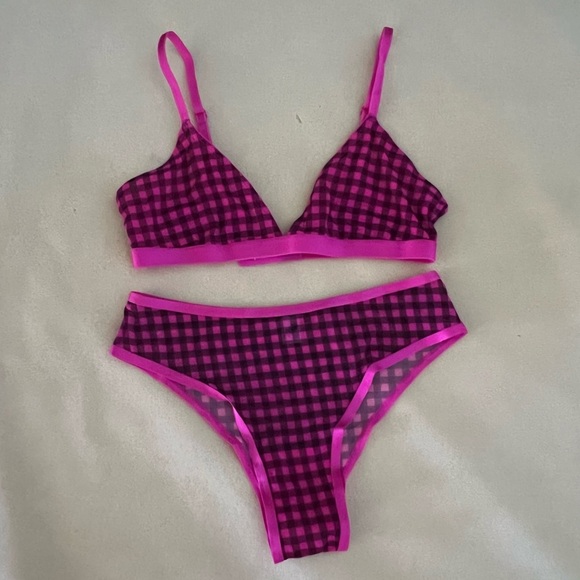 Valentine’s Day lingerie set - bralette and high rise cheeky underwear - Picture 4 of 7